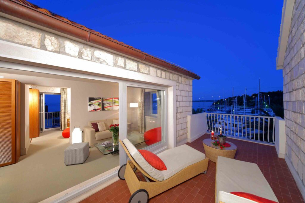 Riva, Hvar Yacht Harbour Hotel terrace