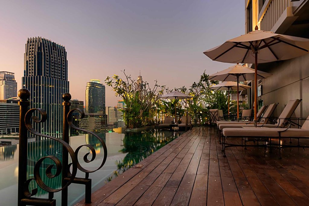 An infinity pool and sun loungers at Hotel Muse Bangkok Langsuan – MGallery Collection 