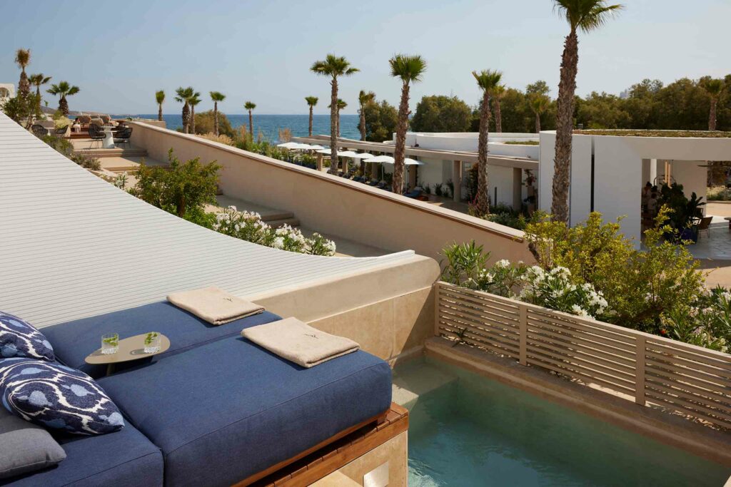 Executive Suite plunge pools at Avant Mar Paros