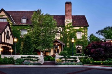 Exterior of Deer Path Inn, Lake Forest, Illinois, USA