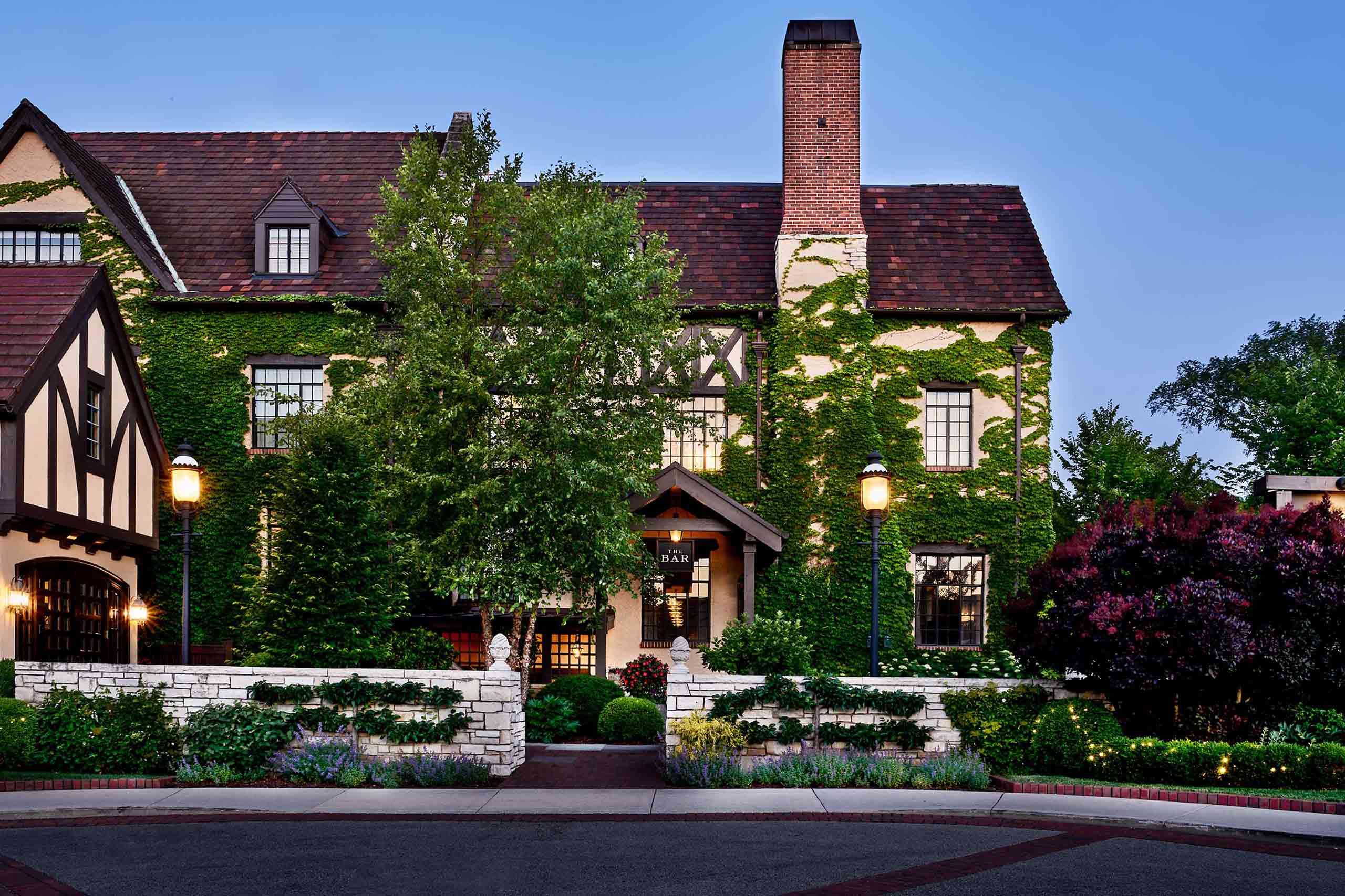 Exterior of Deer Path Inn, Lake Forest, Illinois, USA