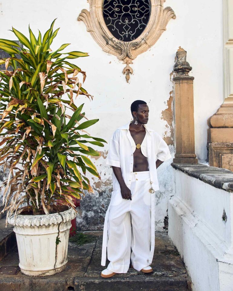 Fah Sampaio models a linen look with a brass detail in Salvador, Brazil