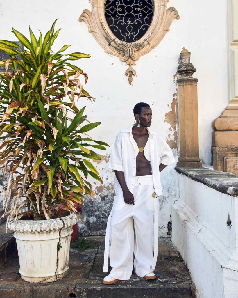 Fah Sampaio models a linen look with a brass detail in Salvador, Brazil