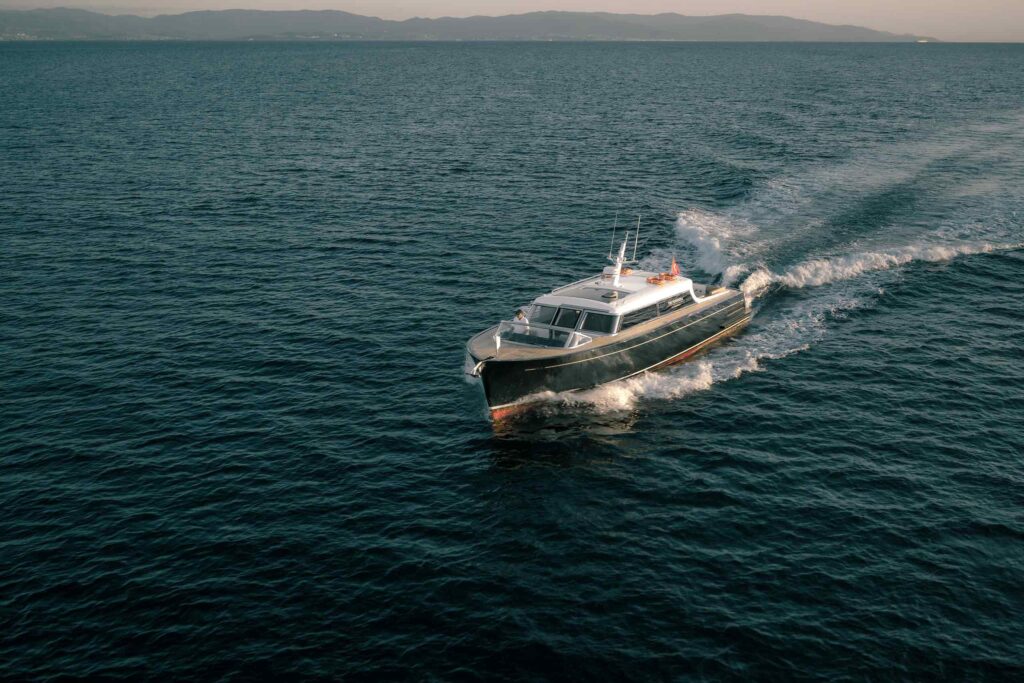 The PEN 1 motor yacht on the Bosphorus