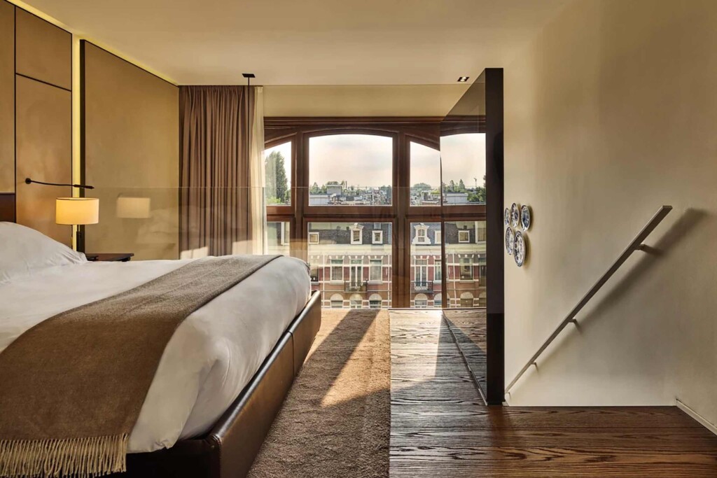 Duplex suite upstairs bedroom at Mandarin Oriental Conservatorium Amsterdam, contemporary style with textured wooden floors
